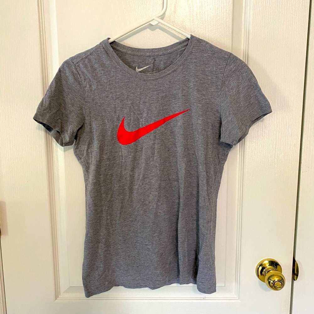 Nike women’s fitted T-shirt. Size medium.